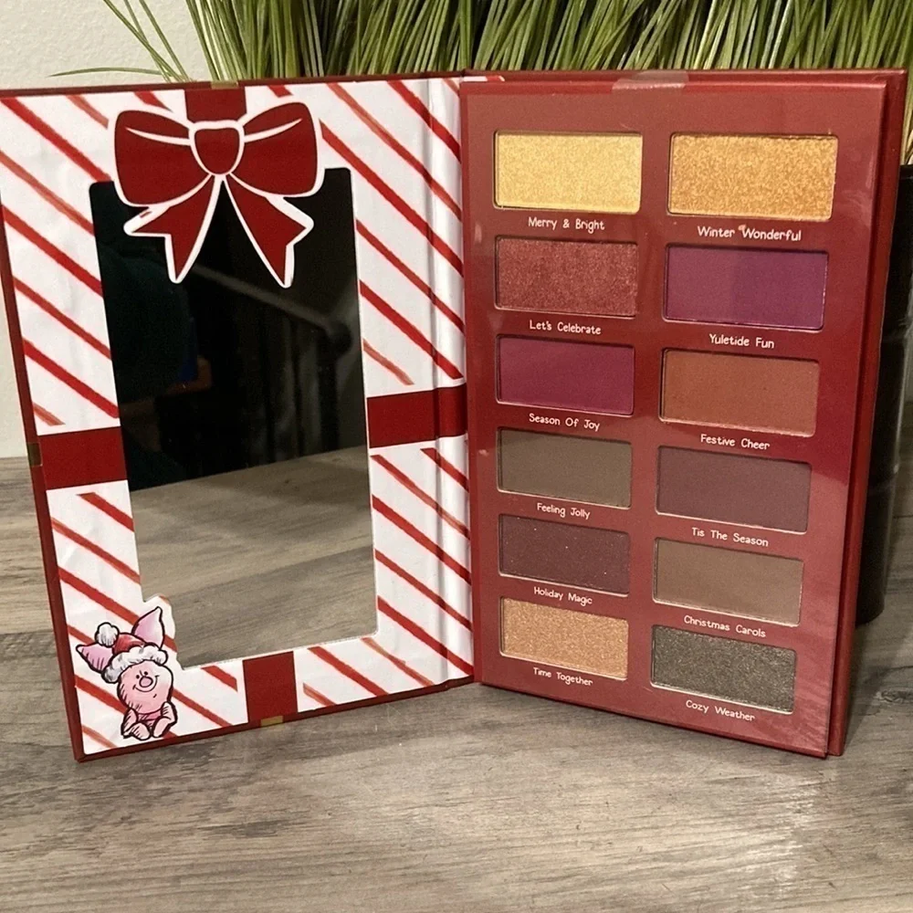 WINNIE THE POOH EYESHADOW CHRISTMAS HOLIDAY PALLETTE with MIRROR